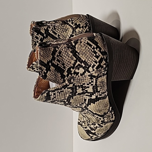Mata Valentina Bootie Ankle Boot Snake Skin Animal Print Zipper Stacked Heel 10 - Picture 6 of 13